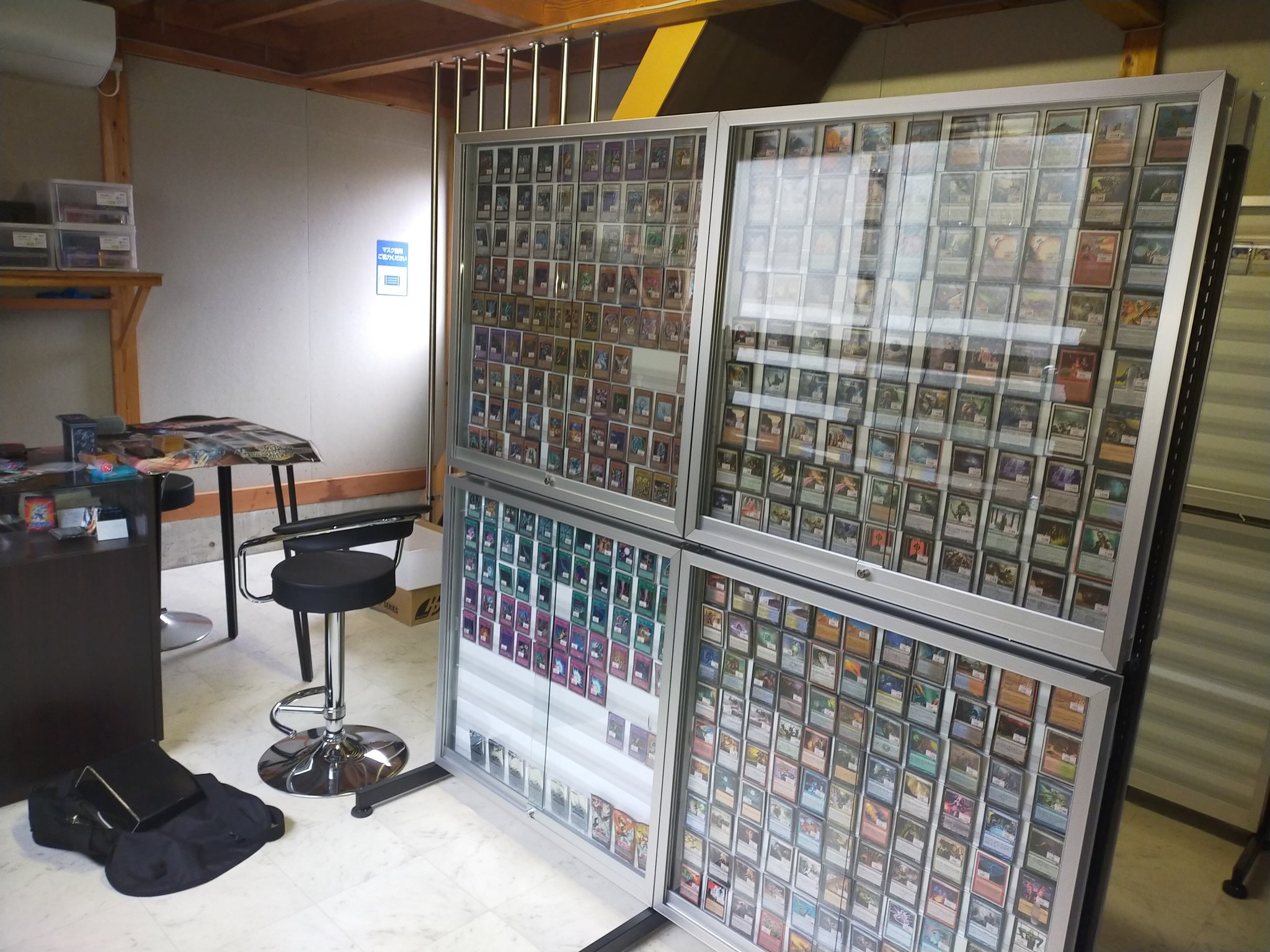 アルケミア ガチャ休憩中 柏崎市にある明日より開店の カードショップハリー さんに行ってまいりました ヾ W ﾉ ご自宅の車庫を改造してお店にされているとの事で１階は物販 2階はデュエルスペースで卓数は12程元々車庫だったと思えない位充実