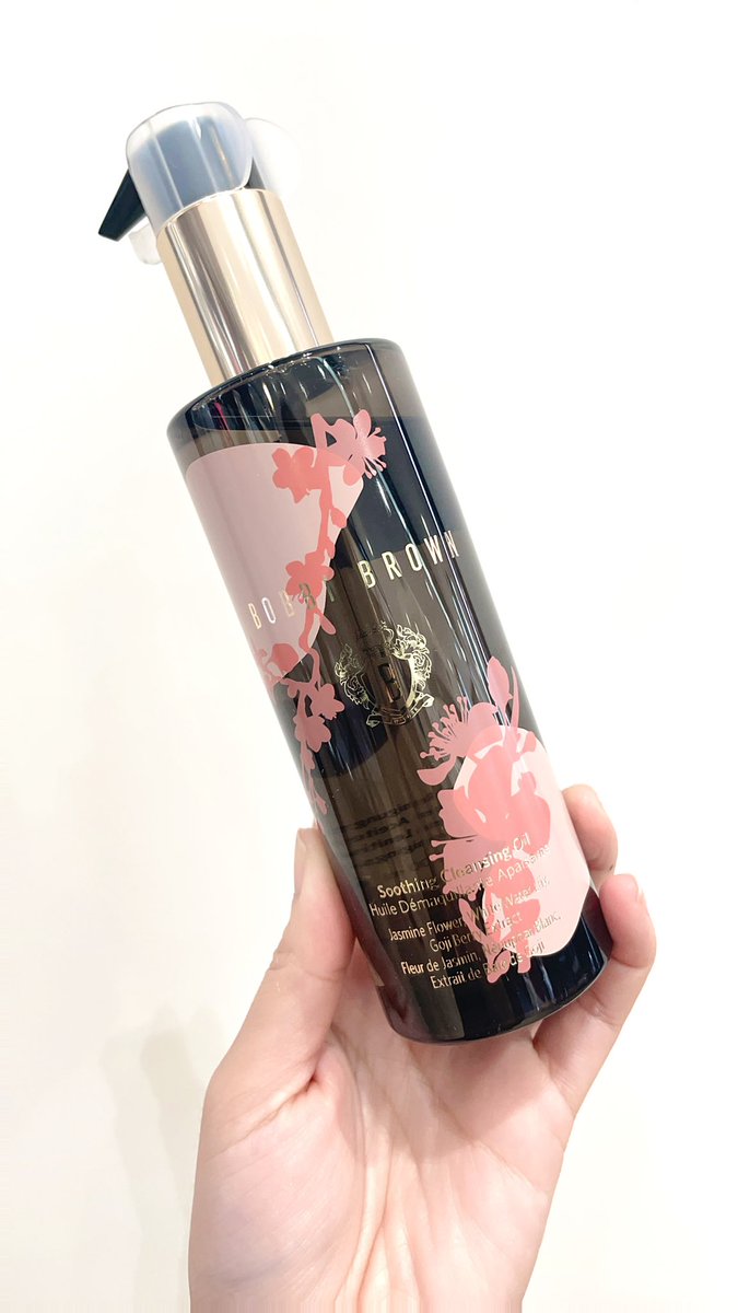 zeegreat4's tweet photo. Soothing Cleansing Oil ทำความสะอาดล้างเครื่องสำอางได้ในขั้นตอนเดียว @BobbiBrown_TH ตอนนี้แพ็กเกจสวยมาก ลิมิเต็ดอีกแล้วแม่ ชอบที่เขาเป็นออยโดนน้ำก็จะกลายเป็นน้ำน��� ไม่ต้องออกแรงถูเยอะเลยค่ะ ตัวเดียวจบเลย 💙 https://t.co/FpRjFFLTJu
