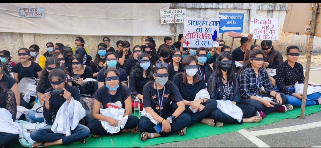Drsanjaybhms's tweet photo. @aajtak @RubikaLiyaquat @BhopalGhmc
@moayush @CMMadhyaPradesh क्यों इन्हे अपने सफेद एप्रोन और आले को उतार कर हाथो में लेना पड़ा और सड़कों पर रैली निकलनी पड़ रही हैं।
मुंह में काले कपड़े बंधे ये सरकार से जानना चाहते है की सरकार ने क्यों चुप्पी साधी हुई हैं, https://t.co/WMYnAjmKV5