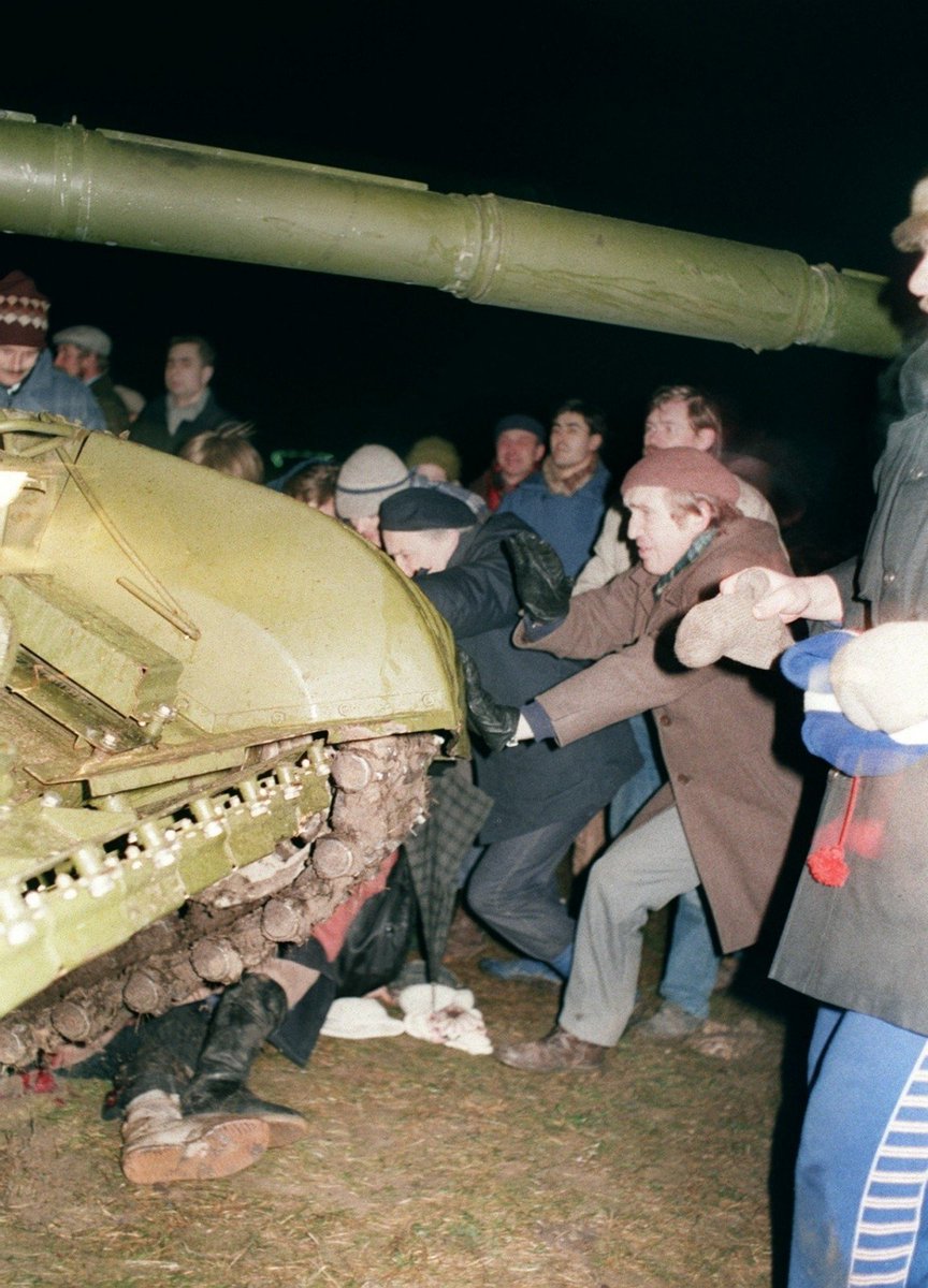 Gintarart's tweet photo. Time to stop them now and forever.
Russia tank in Vilnius Lithuania 13 January 1991. https://t.co/7CrvMpxmo3