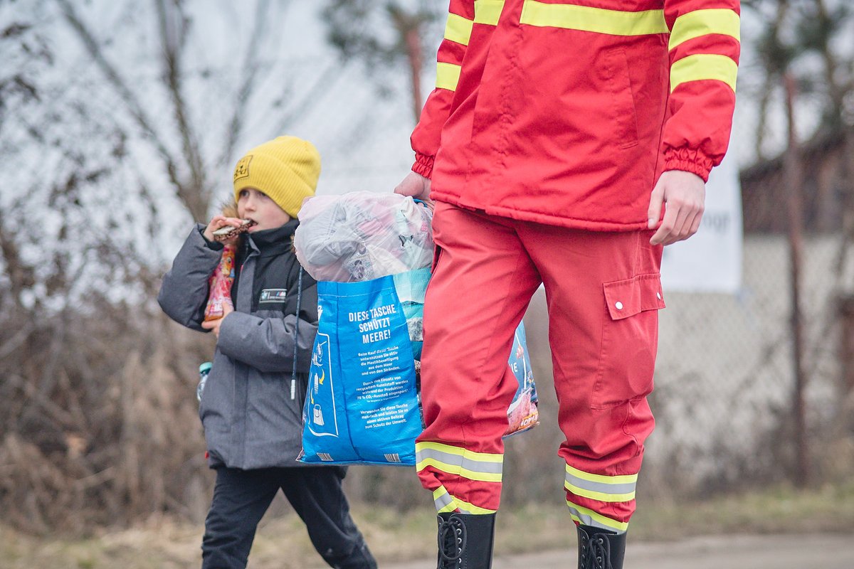 WorldVision's tweet photo. We know that life can change in an instant. And for the children of #Ukraine, that instant is now.

We're supporting children and families affected by the crisis. 

Please join us now in this urgent response: https://t.co/vNKXiDG4NC https://t.co/0nfdhoGrUZ