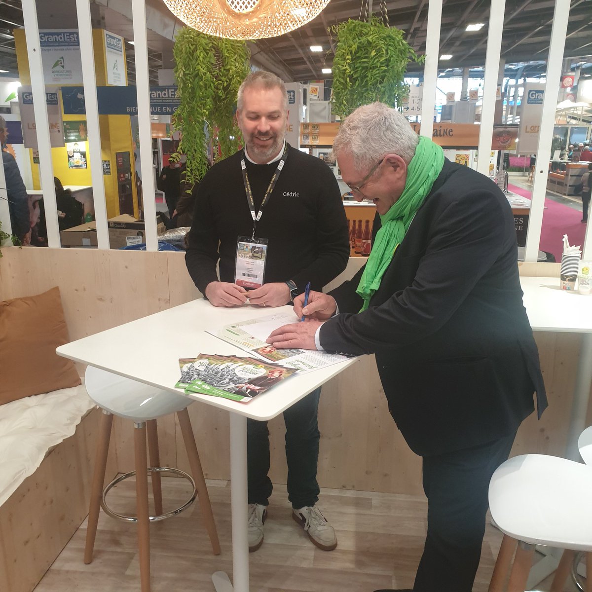 Bienvenue à la ferme et <a href="/agrikolis/">Agrikolis</a> lance leur collaboration en direct du @sia. Pour les agri du réseau c'est une opportunité de revenus en devenant relais colis à la ferme🚜📦Pour les citoyens en monde rural : un relais plus proche et flexible
#sia2022 #partenariat #vivezfermier