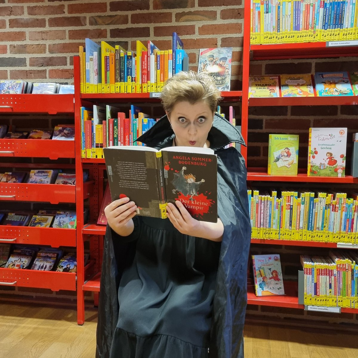 stabi_ge's tweet photo. Bei dem #Weltgeschehen ist selbst #Vampiren die Lust am #Feiern vergangen. Trotzdem versuchen wir euch heute, am #Rosenmontag, etwas  gute #Laune zu bringen. 
Und ein  gutes #Buch kann den Alltag ausblenden und die #Stimmung heben! [Lie/ru] https://t.co/n4lJK18UlX