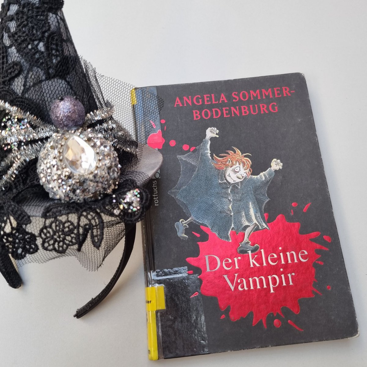 stabi_ge's tweet photo. Bei dem #Weltgeschehen ist selbst #Vampiren die Lust am #Feiern vergangen. Trotzdem versuchen wir euch heute, am #Rosenmontag, etwas  gute #Laune zu bringen. 
Und ein  gutes #Buch kann den Alltag ausblenden und die #Stimmung heben! [Lie/ru] https://t.co/n4lJK18UlX