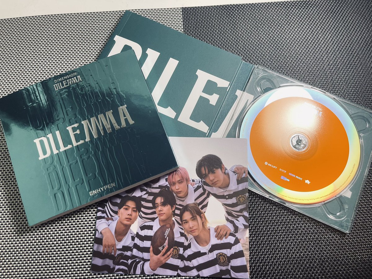 [ wts lfb enhypen ph only ]

- D:D essential ver unsealed

- complete inclu except pc and qr
* sticker and toploader will be included also. 

- mint condi
- gcash, ggx

~ 130 pesos plus pf

# d:d esssential ver unsealed album enhypen ph only