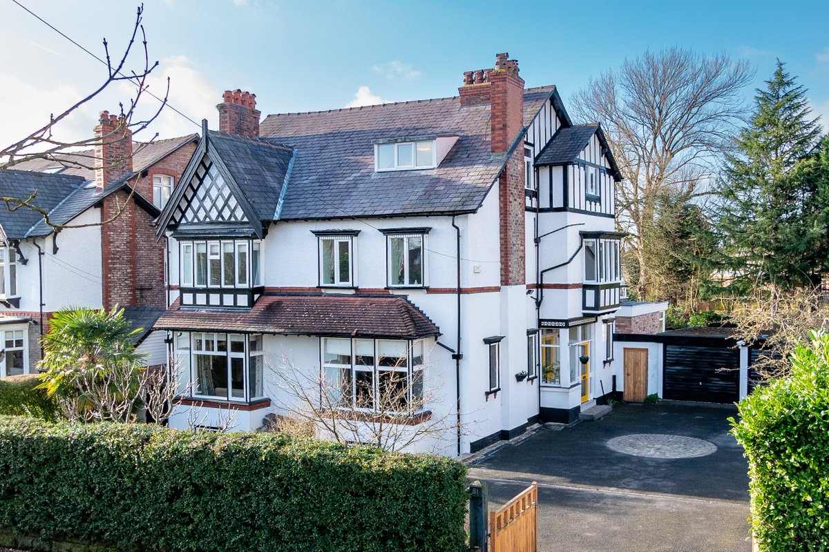 WatersonsEA's tweet photo. NEW!
Park Road, #Hale - £1,895,000
A wonderful period 6/7 Bedorom detached family home in a 0.37 acre south west facing garden plot ideally located within walking distance of hale village. 5279sqft. For a #viewing ☎️01619416633 or via 📧hale@watersons.net #propertyforsale https://t.co/Leiriz6a2F