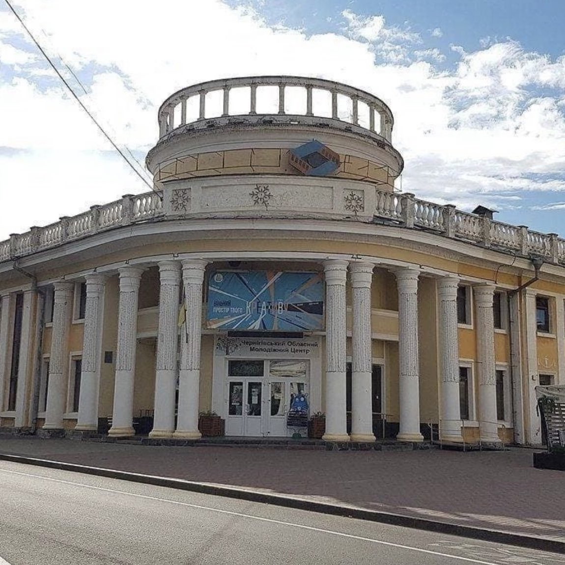 Relatives in historical Chernihiv under constant heavy fire. Region my grandfather worked as secretary of agriculture, the land I spent summers working at the fields as a kid. Couldn’t be more proud of the city’s resistance against the massive force. https://t.co/JadEl50kOD