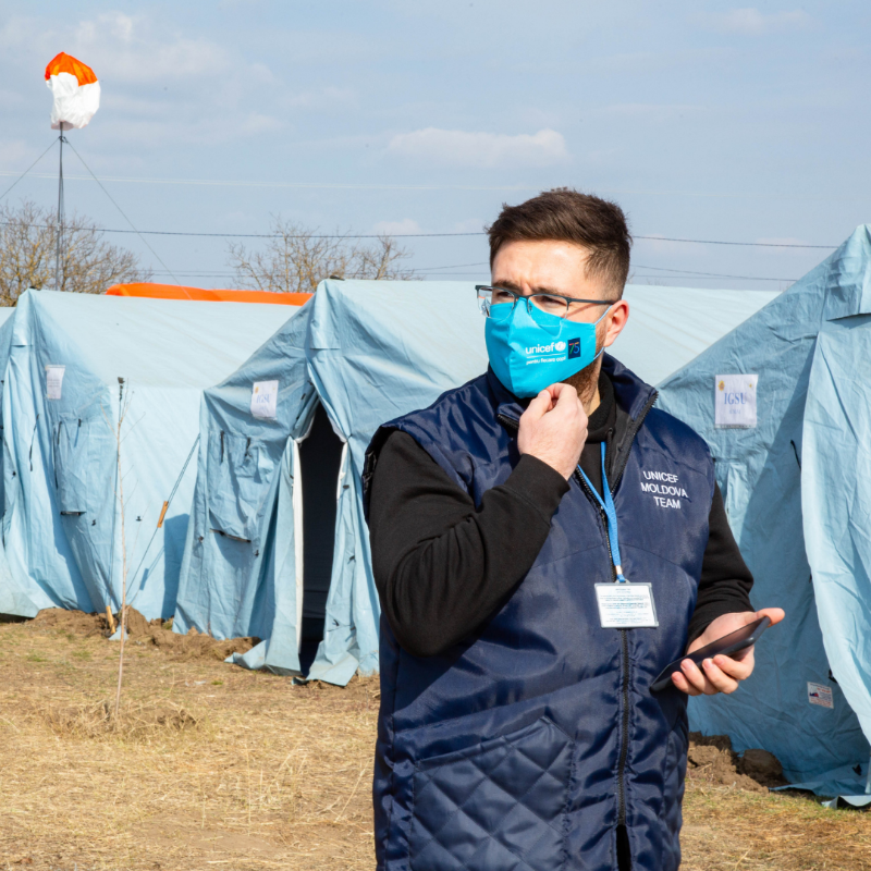 unicef_finland's tweet photo. Apu menee perille Ukrainaan ja naapurimaihin 💙 Moldovan ja Ukrainan rajalle on perustettu nopeasti tilapäinen pakolaiskeskus, jossa autamme lapsia ja perheitä paikan päällä.

Näin voit auttaa:
👉 Lahjoita MobilePayssa 12265.
👉 Jaa viestiä eteenpäin ystävillesi.