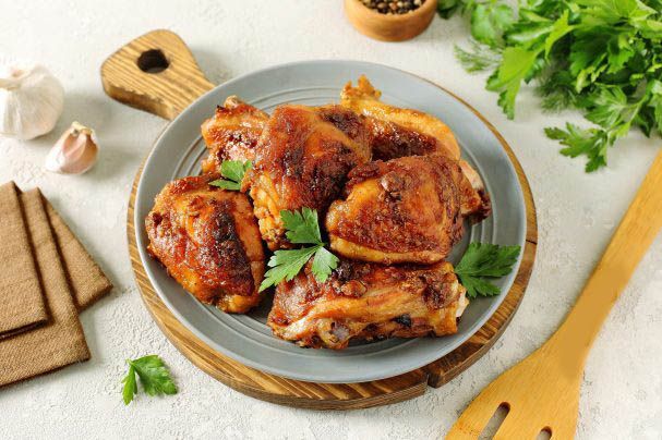 Бедра куриные в духовке с корочкой хрустящей. Тушеные куриные бедра. Куриные бедра в духовк. Куриные бедра в духовке с хрустящей корочкой. Бедро куриное жареное.