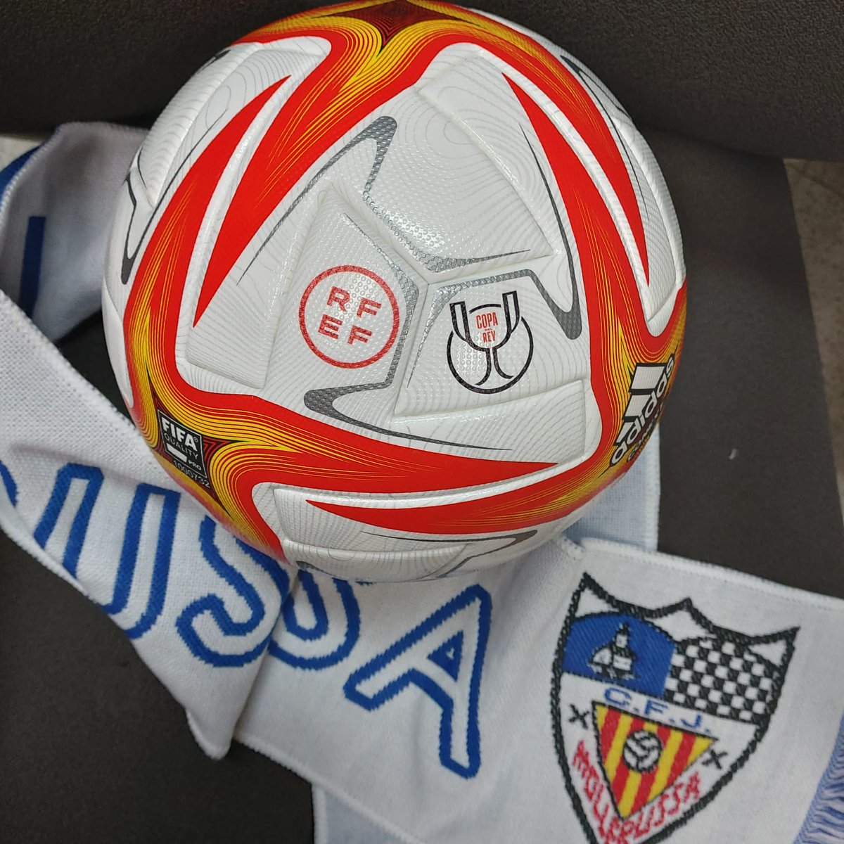 📣 SORTEIG❗ Aquest diumenge, fes-te una foto🤳 amb la bufanda 🧣 del CFJ Mollerusa de la Copa del Rei i entraràs al sorteig d'una pilota oficial de la Copa! ⚽🏆
 Ara més que mai et necessitem💪 Omplim el camp per sumar 3 punts i seguir pujant en la classificació 🚀