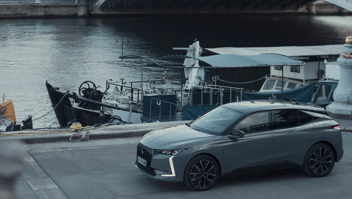 Stellantis's tweet photo. #StellantisFirstYear: 2021 was the Year of Acceleration for @DS_Official with the launch of DS 4, which stands out with its incredible proportions and remarkably imposing presence, as much on the outside as on the inside #DSautomobiles #DS4 https://t.co/rjD29yH2Cs