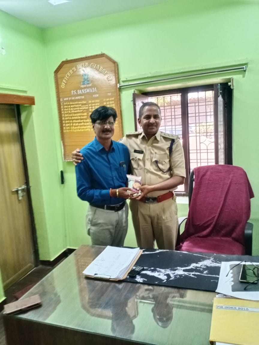 dmbswdtsrtc's tweet photo. Medaram Ammavari prasadam ( bangaram) distributed to RDO, DSP and MROs   of Banswada @tsrtcmdoffice @TSRTCHQ @RM_NZB #MedaramwithTSRTC https://t.co/89yLpPWvSE