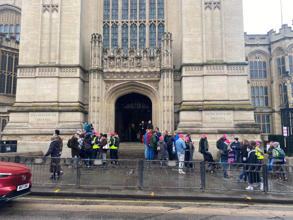 🚨BREAKING: the University of Bristol’s Wills Memorial Building is currently under ‘peaceful’ occupation by students in solidarity with the UCU strikes