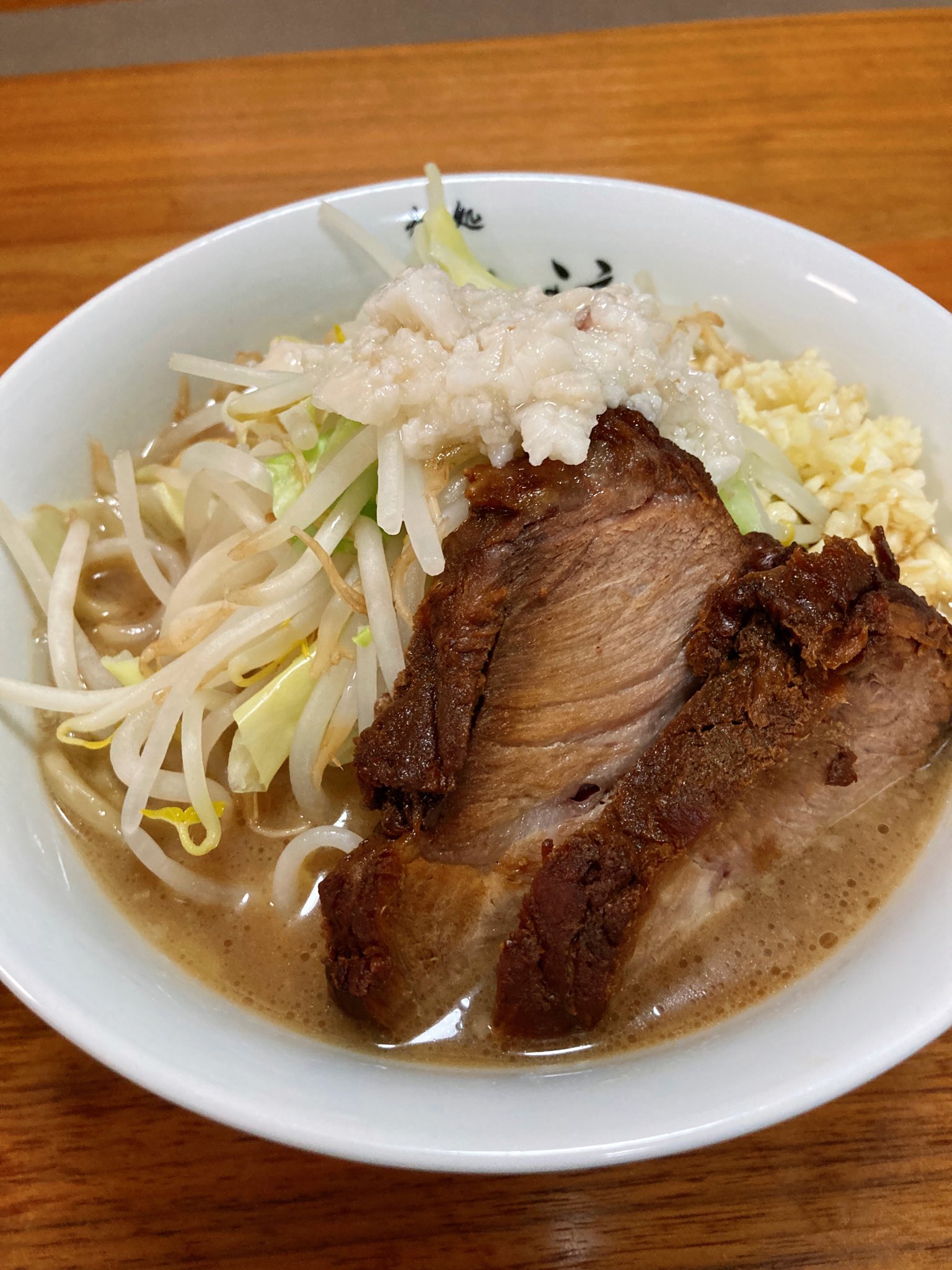 がろんちゃん 自作 二郎系 ブレンダーで強制乳化のエブリィ汁だからパンチは弱め カエシとほんてりトプっと甘じょっぱ仕様 麺これマジで美味い やや硬めボキ系で 全部が混ざった時の鼻腔に抜ける香りまさにそれで大興奮 豚はミシミシ赤身
