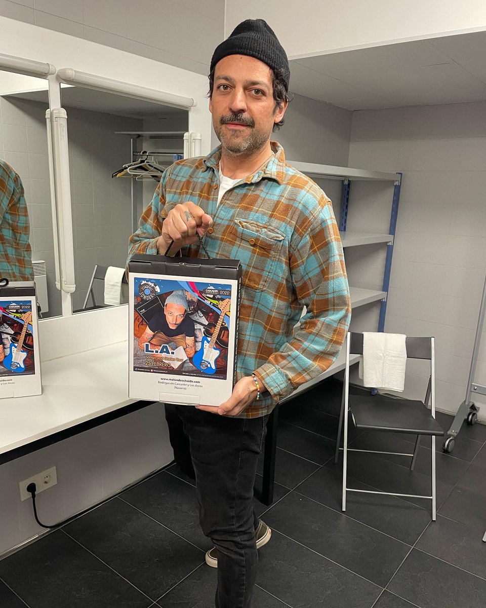 Luis Albert segura recién aterrizado en #Cascante, disfrutando el detalle personalizado #EstacionesSonoras. ¡Un orgullo colaborar con ellos siempre!

¿Quieres un estuche o botellas personalizadas? Visita nuestra web y sigue los pasos. 😉
→ malondeechaide.com/vinos-personal…