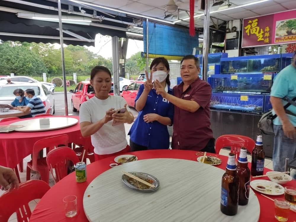 tanhiangkee's tweet photo. Now dapat rest kejap, ada masa sikit untuk share di twitter. This is my Day 2 #Nicole2Perling campaign trail. 🧵

Took my RTK test before pergi breakfast. It's -ve! 

So, saya bersarapan di Wong Shun Best, sambil tu, talk to them and share on my campaign in #DUNPerling. https://t.co/4vbocIxH9k