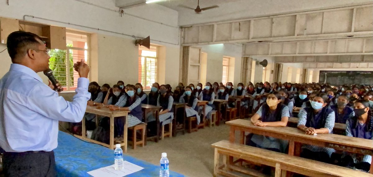 IndianDiplomacy's tweet photo. IFS officer Murugraj D engaged with students of Natarajan Dhamayanthi Higher Secondary School in Nagappattinam, Tamil Nadu.
The interaction was a part of the Student and MEA Engagement Programme (SAMEEP) organized during #MEAAKAMWeek https://t.co/ee9iG3omfn