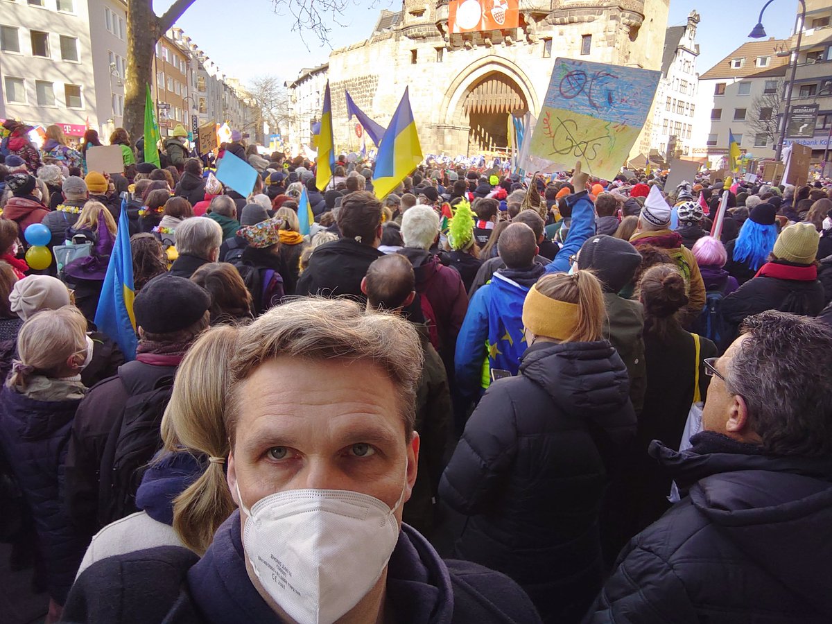 FrankJablonski1's tweet photo. #staywithukraine #makefasteLOVEndnotwar #peace #cologne #koeln #rosenmontag #karneval #demokratie #democrazy https://t.co/cA3qBFlL9G
