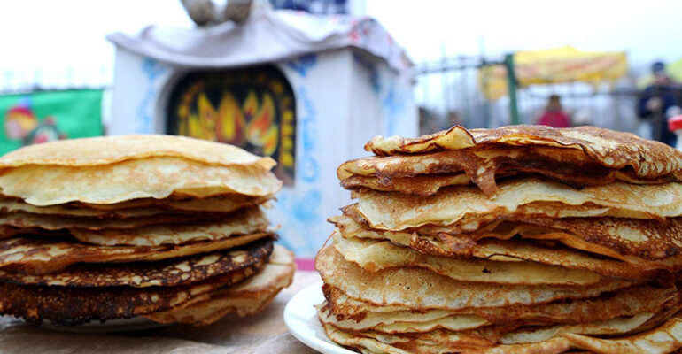 Масленица есть блины. Угощения на масленицу. Стол на масленицу. Масленица есть блины. Масленица есть блины.