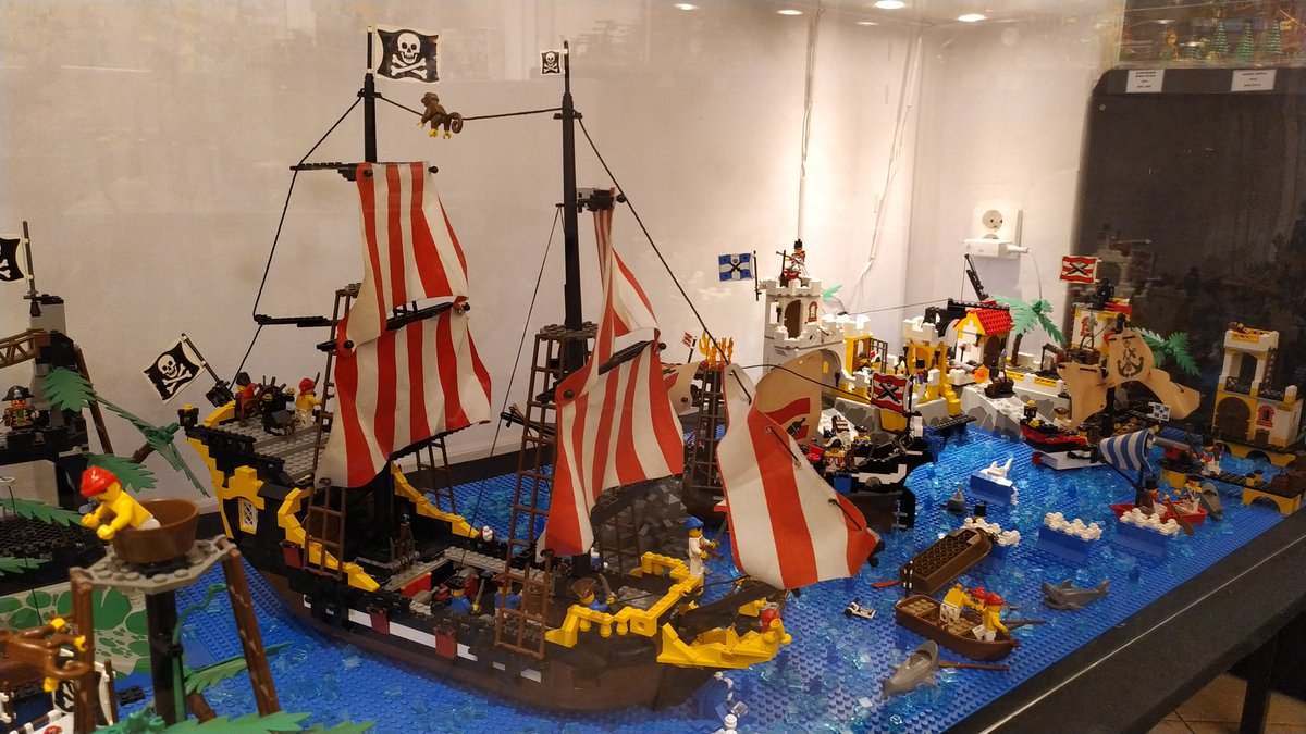 maciej_szymczak's tweet image. Widzę, że #Jerzyk jest dobrze przygotowany do lotu :) Kuruj się zdrowo, Chłopaku, a gdy przyjedziesz i zrobi się trochę ciepłej– umawiamy się Kolego w Kazimierzu Dolnym, gdzie odkryliśmy &quot;Kazimierskie Muzeum Klocków&quot;. Te zdjęcia zrobiłem tam specjalnie dla Ciebie! Zdrowia! Czekam