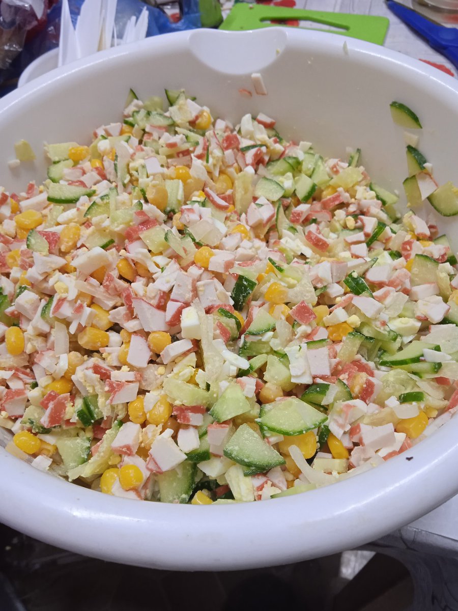 Можно вас ненадолго отвлечь? Сегодня мне исполнилось 20 и сегодня #ДеньКрабовогоСалата 
Простите за то что не твичу на те темы которые нужно но сегодня я абсолютно точно не хочу обсуждать политику
Всем чая и крабового салата