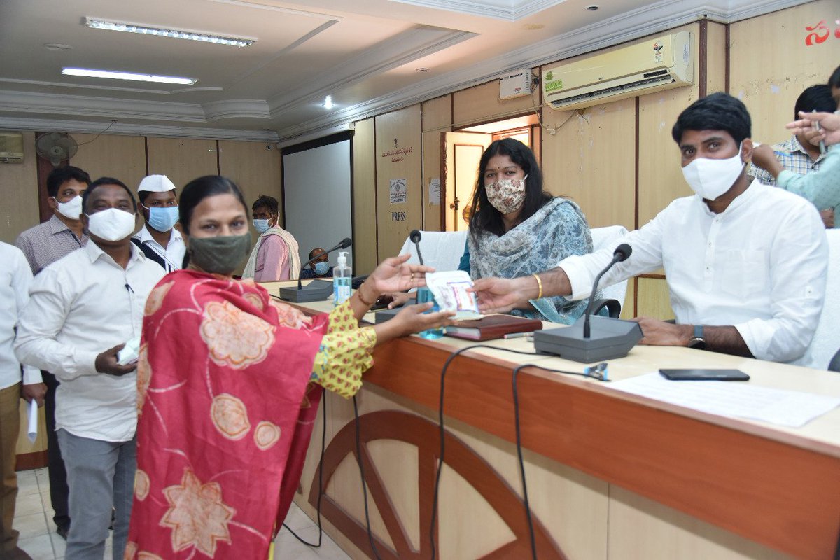 anjianj71587634's tweet image. @RM_NZB @tsrtcmdoffice @TSRTCHQ Today Smt N. Sudha Parimala Garu, Regional Manager, Nizamabad. Firstly, handed over the Sammakka - Saralamma Prasadam to Hon’ble Dist. Collector Sri. C.Narayan Reddy Garu.