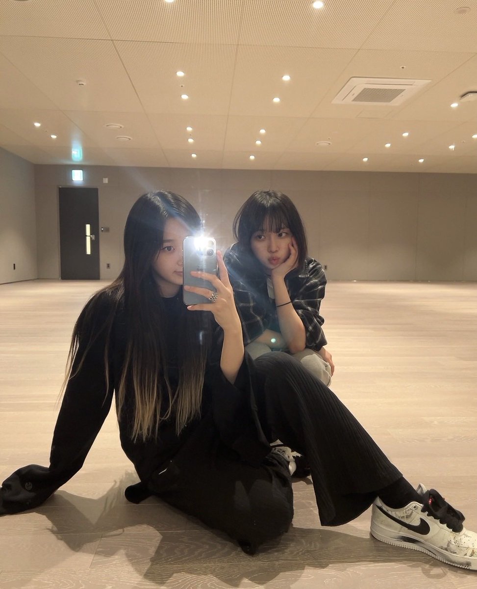 aespasbbl's tweet photo. [220228] 7:20PM KST: 🌙 

- +2 📸
- 🖤
- yes i wish we were at fashion week in paris 🥲 https://t.co/USXIJ8SJ5K