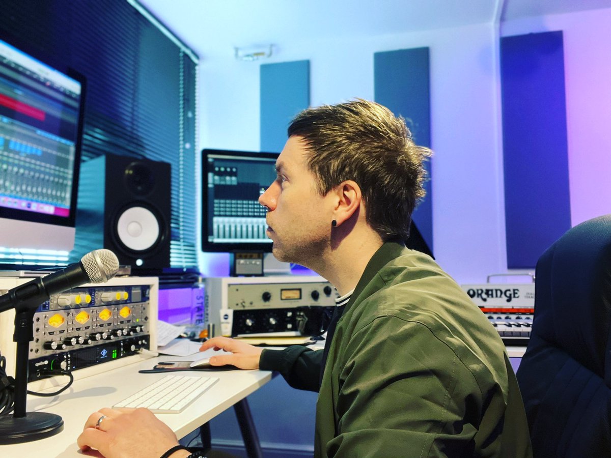 But of early morning online mixing for a label in the US 🇺🇸then recording sessions all day 👌🏻 Great Monday lined up
#onlinemixing #onlinemixingandmastering #mixingmusic #musicproducer #musicproduction #musicproducers #musicproducerlife #musicmix #musicmixing #musicmixer #monday