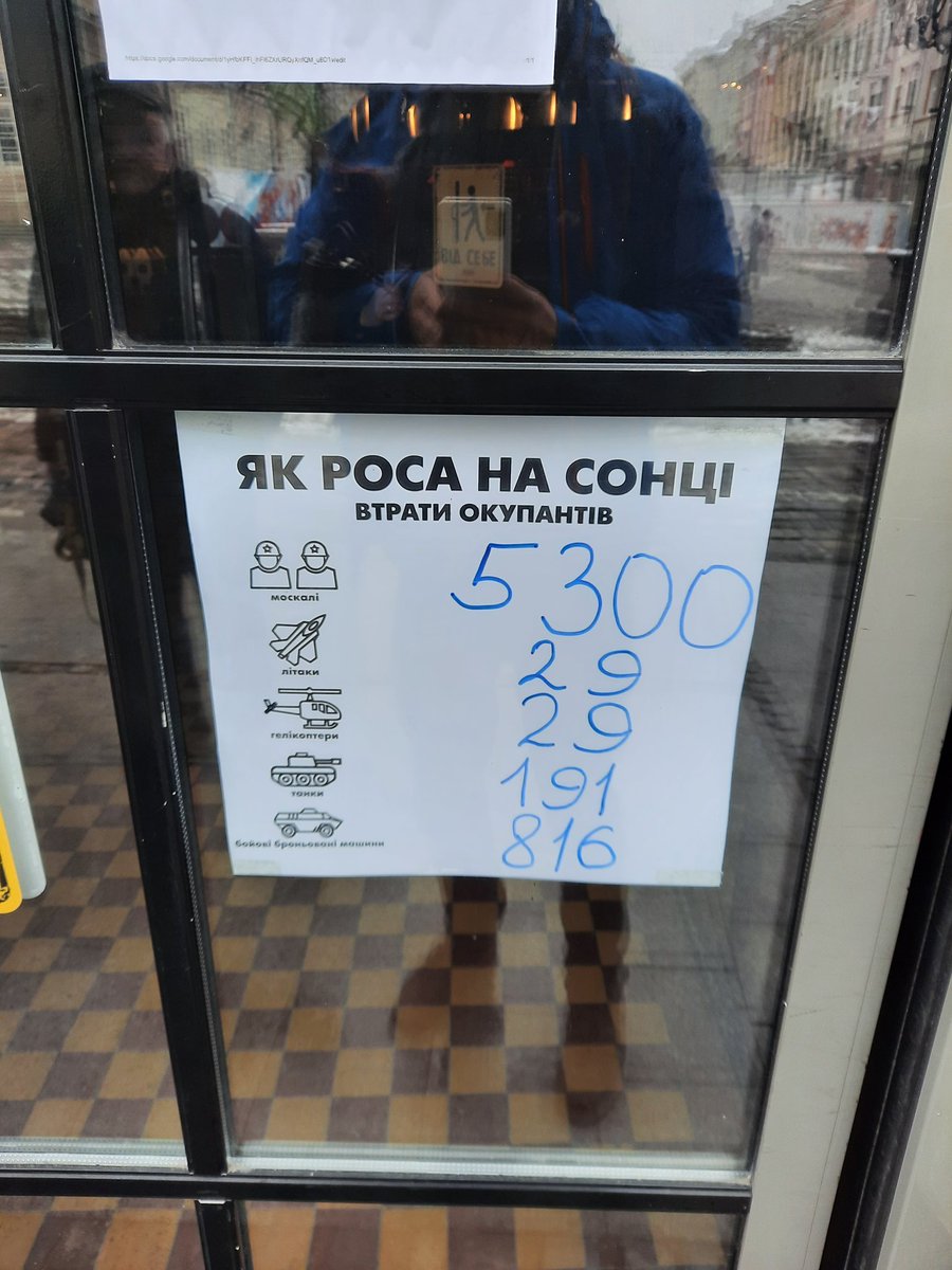 YLEKuronen's tweet image. Ravintolan ovessa raportoidaan Venäjän tappiot. Puolustustahto todella korkea Ukrainassa. Vapaaehtoisia on enemmän kuin aseita. Kävin asekaupan luona, missä miehet ostavat itse aseita puolustukseen. #VenäjänHyökkäysUkrainaan