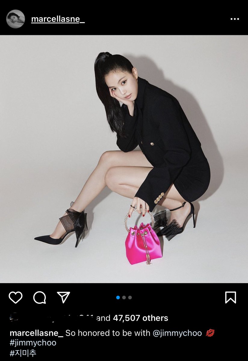 IA_myamy's tweet photo. Me seeing Naeun’s post..hold on,let me check, yes!! I still have Jimmy Choo’s phone num!😁, we’re ual’s alumni and I met him during my design show exhibition bck in 2017. Alt now the brand is no longer under him, but still thee~😎✨ #Apink #Apinksne https://t.co/LrFOaVNG4z
