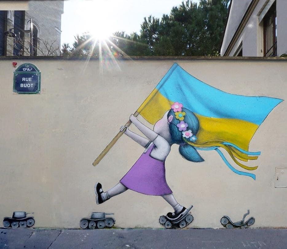 Merci Julien Malland, alias #Seth 💛💙💪🏻 pour ce manifesto artistique et citoyen en soutien de l’Ukraine dans les rues de Paris. Французький стріт-арт художник Seth створив у Парижі фреску-маніфест на підтримку України. #StandWithUkraine