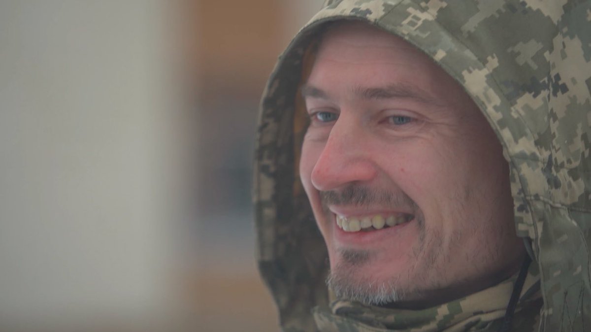 LoupBureau's tweet photo. J’ai appris hier la mort de Dima. Je l’avais interviewé en janvier.

Il me disait qu’il irait combattre pour défendre sa ville. 

Il a tenu sa parole et l’a payé de sa vie. Il est mort au combat dans la bataille de Kyiv avec sa compagne Irina, elle aussi volontaire. Paix à eux. https://t.co/Gw0mMeKfvI