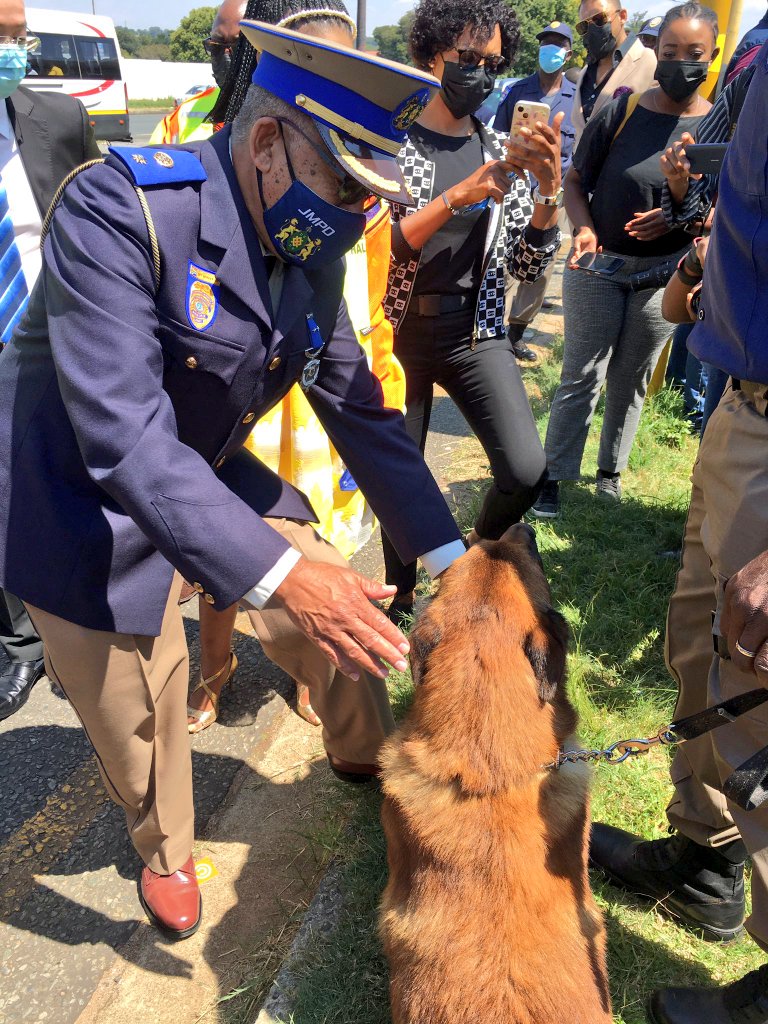 JoburgMPD's tweet image. After 41 years of Golden Service, today we bid farewell to #JMPD Spokesperson Chief Superintendent Wayne Minnaar. We are joined by EM @mphophalatse1, MMC @David_S_Tembe # MMC @MichaelSun168
Farewell function live on Facebook.
fb.watch/bsnpFaMtdv/ 
#WayneMinnaarFarewell