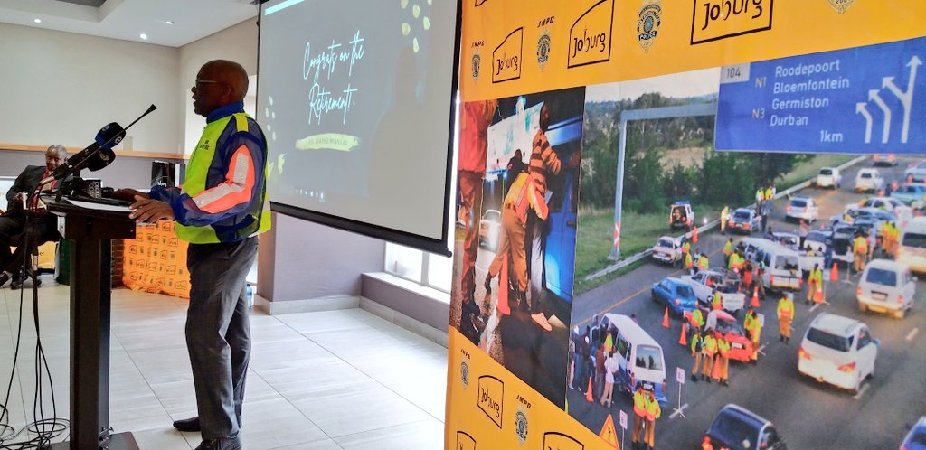 JoburgMPD's tweet image. After 41 years of Golden Service, today we bid farewell to #JMPD Spokesperson Chief Superintendent Wayne Minnaar. We are joined by EM @mphophalatse1, MMC @David_S_Tembe # MMC @MichaelSun168
Farewell function live on Facebook.
fb.watch/bsnpFaMtdv/ 
#WayneMinnaarFarewell