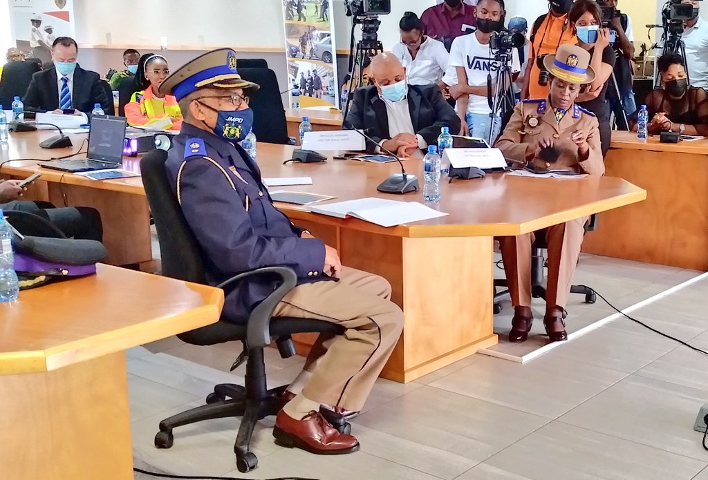 JoburgMPD's tweet image. After 41 years of Golden Service, today we bid farewell to #JMPD Spokesperson Chief Superintendent Wayne Minnaar. We are joined by EM @mphophalatse1, MMC @David_S_Tembe # MMC @MichaelSun168
Farewell function live on Facebook.
fb.watch/bsnpFaMtdv/ 
#WayneMinnaarFarewell