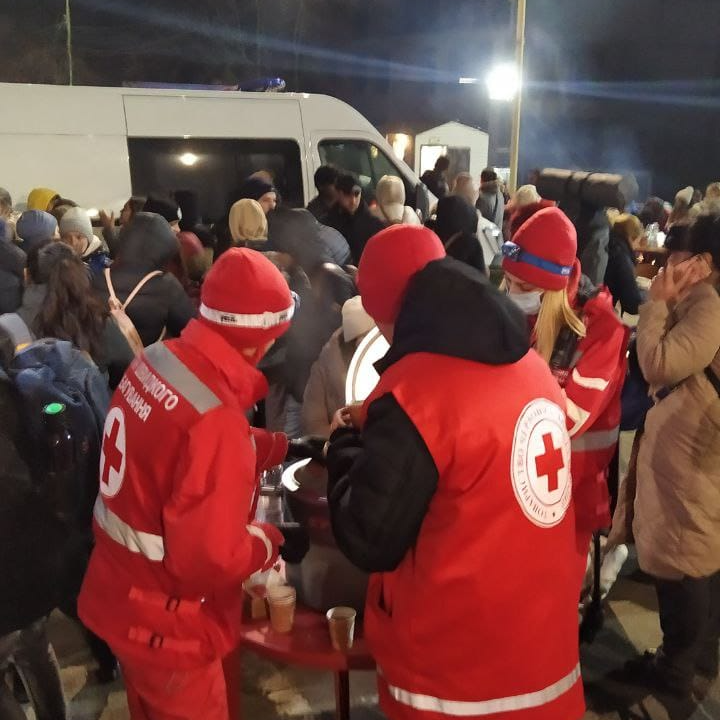 CruzRojaEsp's tweet photo. En los últimos días, casi 300.000 personas han abandonado #Ucrania a causa del conflicto, según datos de @IFRC_Europe. 

Los equipos de la Cruz Roja en Ucrania y los países vecinos están brindando ayuda a tantas personas como sea posible. https://t.co/do28xJb7Kf