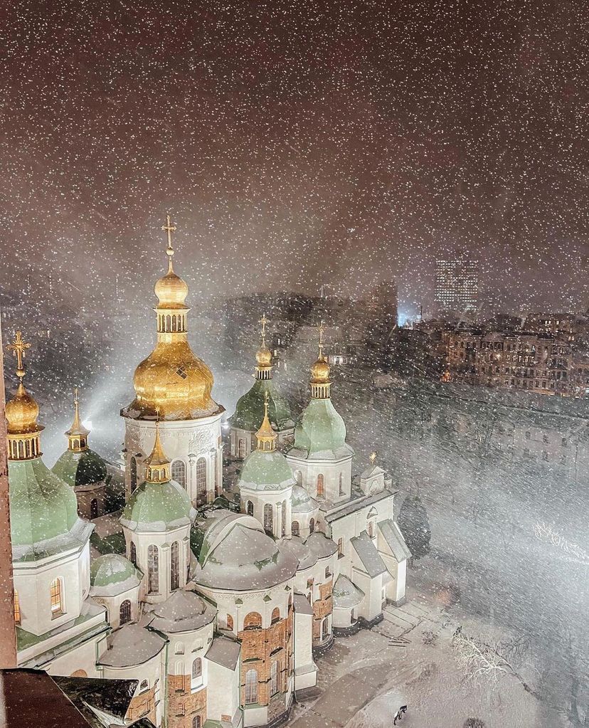 disc_campania's tweet photo. Oggi vi proponiamo la chiesa di Santa Sofia a Kyiv,con le sue magnifiche cupole a cipolla dorate che rifulgono di giorno e di notte
Il nostro omaggio alla città violata,con la speranza che la bellezza,la civiltà e la "sofia" tornino presto a prevalere sulla inciviltà della guerra https://t.co/OTHtt9oXfh