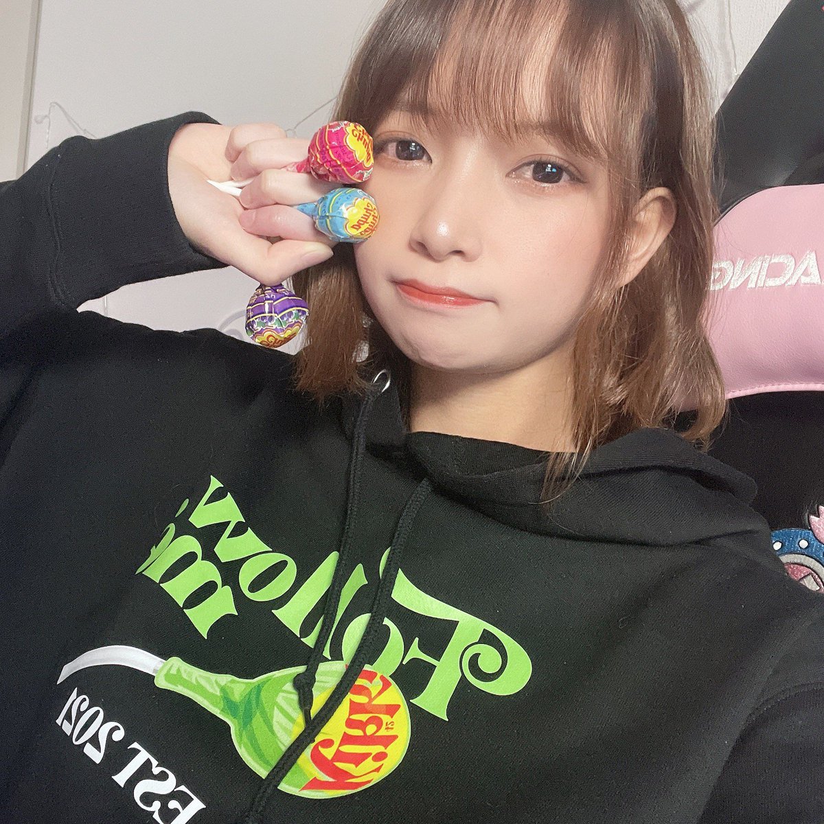 42_official's tweet photo. 【KIKKI×42 コラボアイテム再販開始！】
一瞬で完売してしまった、人気ストリーマー"KIKKI"とのコラボパーカー・グッズの再販がスタート🎊

数に限りがございますので、ご希望の方はお早めに！

⚠️ご予約はこちらから⚠️
https://t.co/giyOIBizpd https://t.co/tGhLe56ufJ