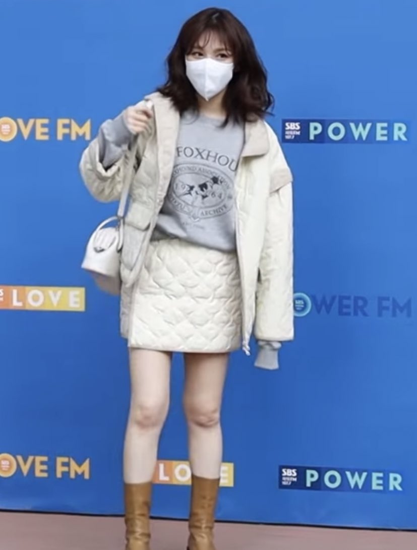 starfess's tweet photo. Lutut sebelah kanan wendy kayak muka bayi lagi marah 😭 -base https://t.co/foFKyKBEdv