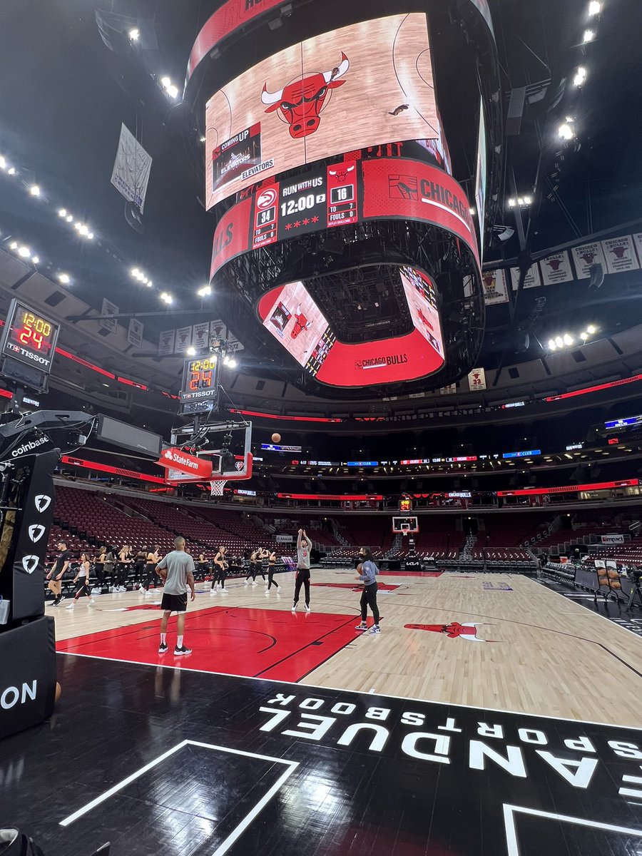 SMSA members had a great time at the Chicago Bulls game vs. the Atlanta Hawks on Thursday. We got to attend a career session with panelists and then watch warmups in the front row as well. Thanks to the Bulls for this opportunity, we all learned a lot and caught a great game!🏀