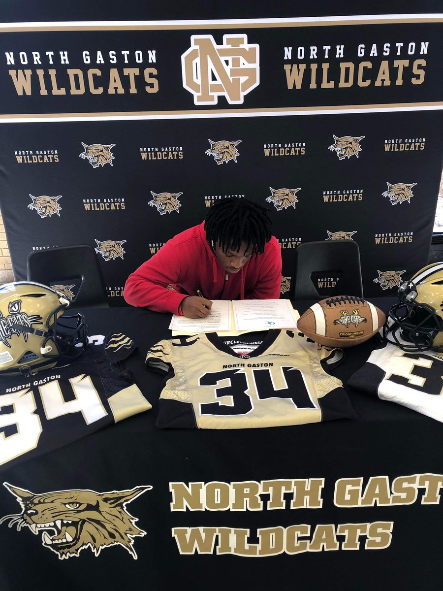 taealexander2's tweet photo. Blessed to say I’m furthering my education and football career at  Queen City Prep 💙🤍🖤.               @MrFootball247 @CoachKSquare @BoomGordonMMA https://t.co/xyg4BptsxL