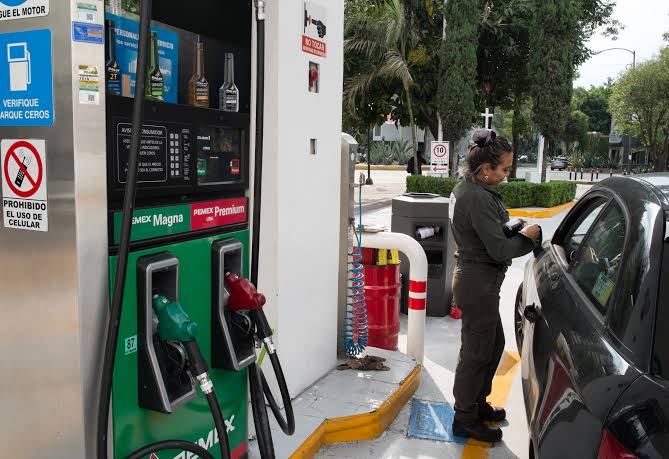 Atención #Cancún  
El precio base para la #GasolinaMagna para #QuintanaRoo es de $20.01 pesos por litro. 
Tu decides si le regalas tu dinero a las #gasolineras  #voraces 💰 
#CivismoMóvil