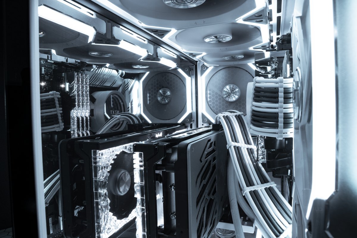 Dieser kleine Build erstrahlt wie ein Diamant! Der silber-weisse Grundton wird durch die GameRock-Grafikkarte von Palit sowie den Trident Z Royal Arbeisspeicher zum funkeln gebracht. Den extra ”bling” verschaffen die verspiegelten Glaspanele durch zusätzliche Reflexion!