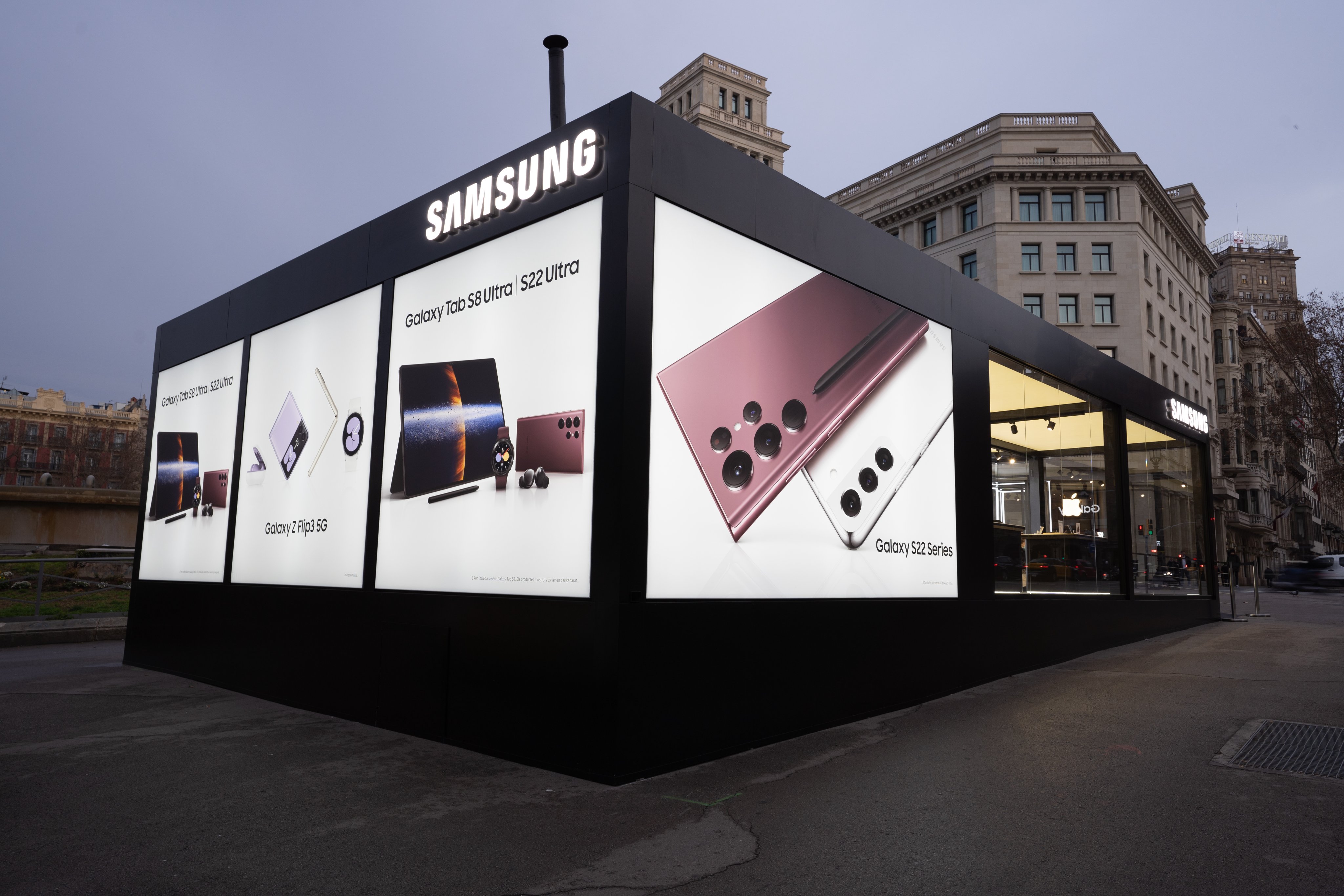 Cheil Spain on X: The Galaxy Pop-Up Store in Plaça de Catalunya is one of  the creations of our retail team for #MWC. This Samsung experience in the  heart of Barcelona is