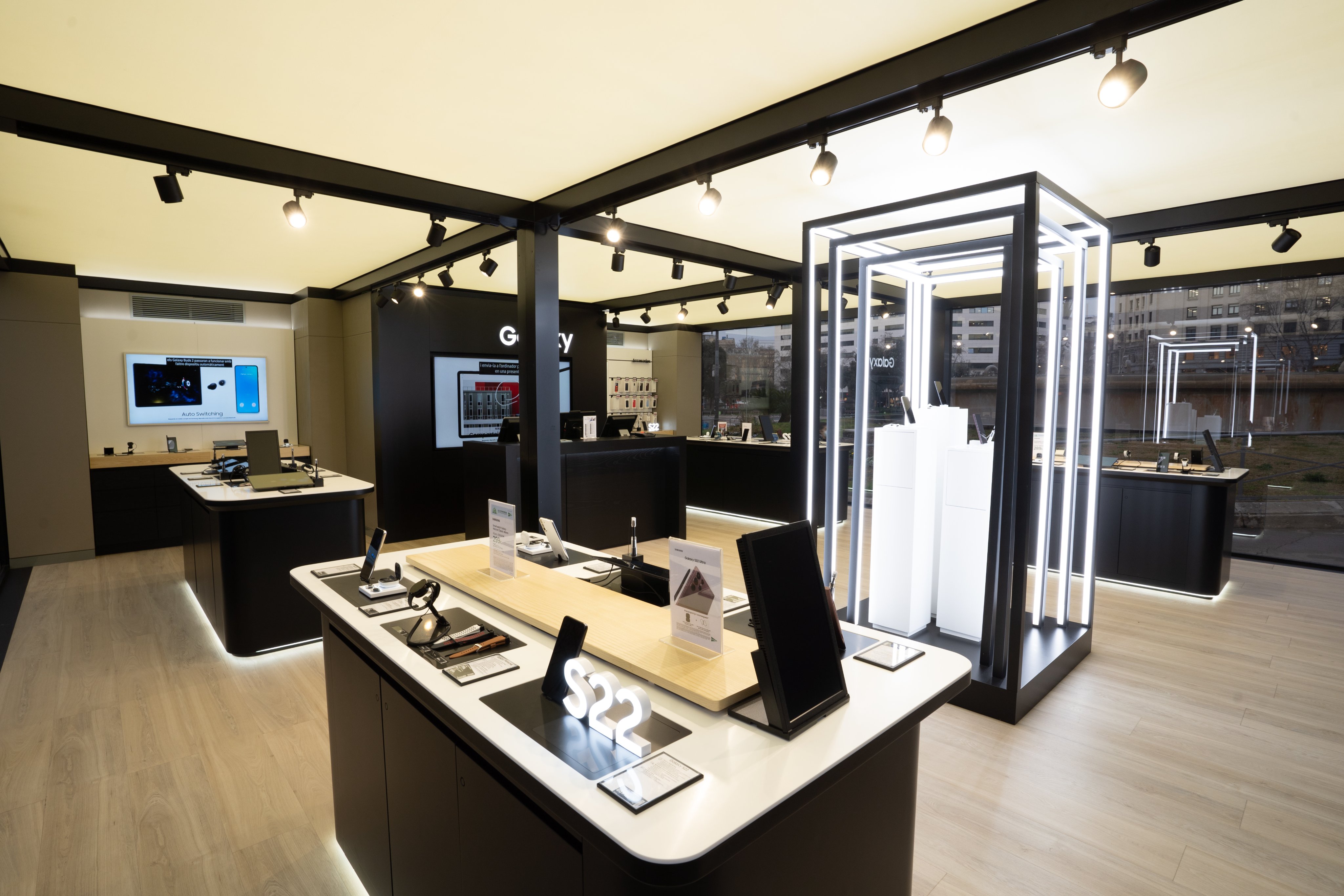 Cheil Spain on X: The Galaxy Pop-Up Store in Plaça de Catalunya is one of  the creations of our retail team for #MWC. This Samsung experience in the  heart of Barcelona is