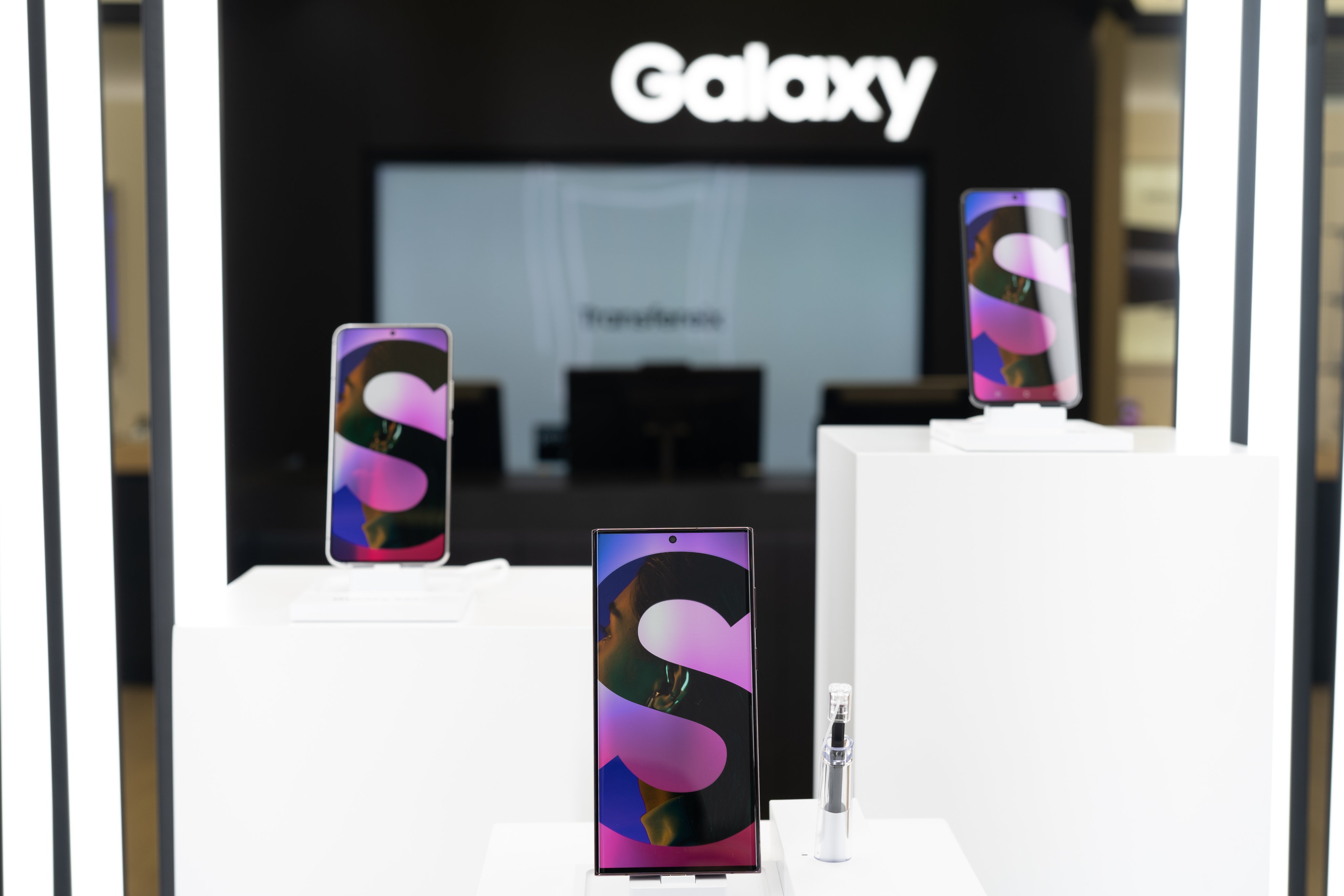 Cheil Spain on X: The Galaxy Pop-Up Store in Plaça de Catalunya is one of  the creations of our retail team for #MWC. This Samsung experience in the  heart of Barcelona is