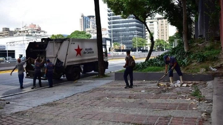 #28Feb 
A lo largo de toda #Caracas , se encuentran los trabajadores del sistema de recolección, en sus labores con gran amor y compromiso, junto a las comunidades organizadas. 
#EnFotos 
Avenida Libertador 
♻️#CaracasEcológica 
♻️#SupraCuidaCaracas
♻️#CuídateDeLaCovidEnCarnaval