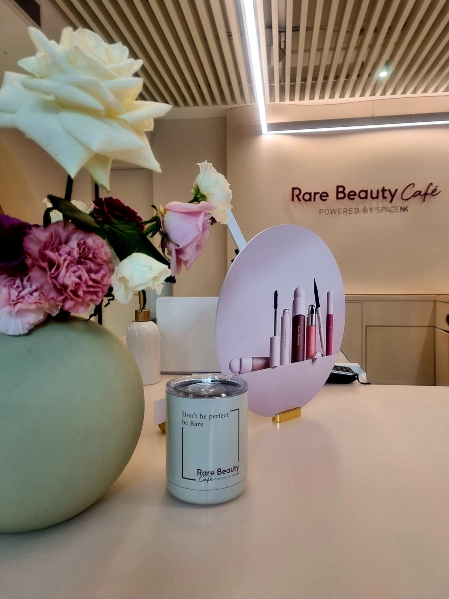 MadWomanTrying's tweet photo. Yesterday, after a night on the ton, we went to the @rarebeauty cafe pop up in London, presented by SpaceNK Apothecary 😍 and of course I bought the lip Soufflé in Fearless like a true swiftie 🥰 #rarebeautycafe #rarebeauty #imsorare #selenagomez #selenator #swifties #fearless https://t.co/P14t67tmMK