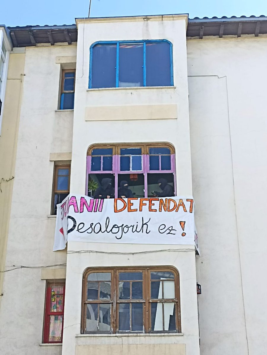 Juaniko desalojoaren berriak: 
🔥🔥 ez dakigu oso ondo noiz etorriko diren... Goizeko 10:30tan etorri behar ziren. Gaurko eguna daukate etortzeko ta bestela berriz notifikatu beharko dute beste desalojo eguna✊✊ Mila esker hemen behan zaudetenei eta babesa eman duzuen guztiei!🔥