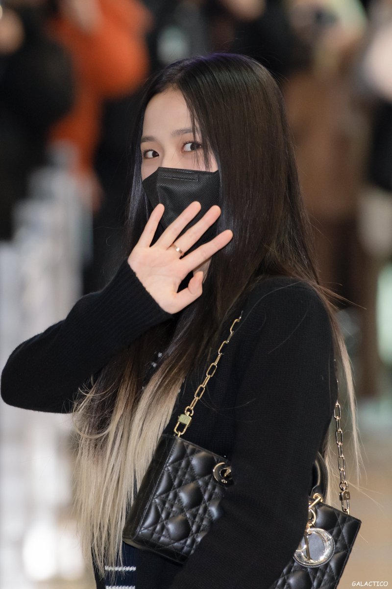 galactico131's tweet photo. 220228 블랙핑크 지수 출국

#BLACKPINK #지수 #JISOO https://t.co/EghF9HBDF6